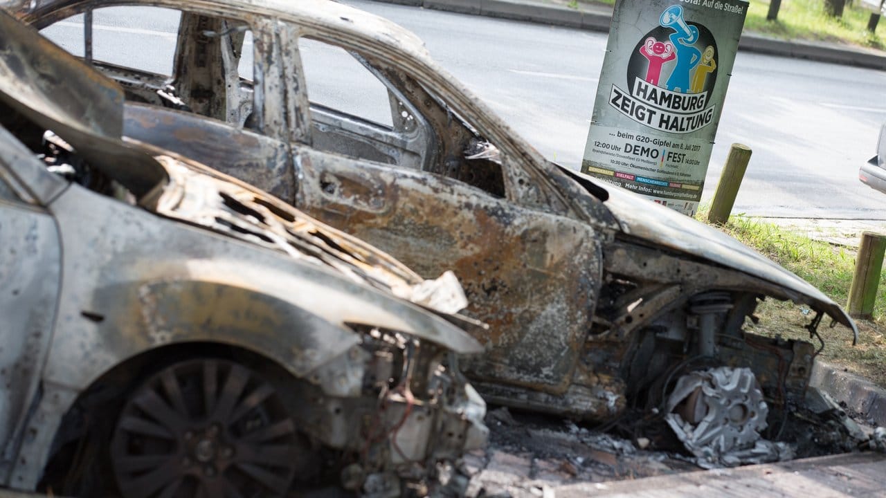 Ausgebrannte Autos in Hamburg-Altona: Auch am Morgen nach der "Welcome to Hell"-Demo geht die Gewalt weiter. Ausgebrannte Autos in Hamburg-Altona: Auch am Morgen nach der "Welcome to Hell"-Demo geht die Gewalt weiter.