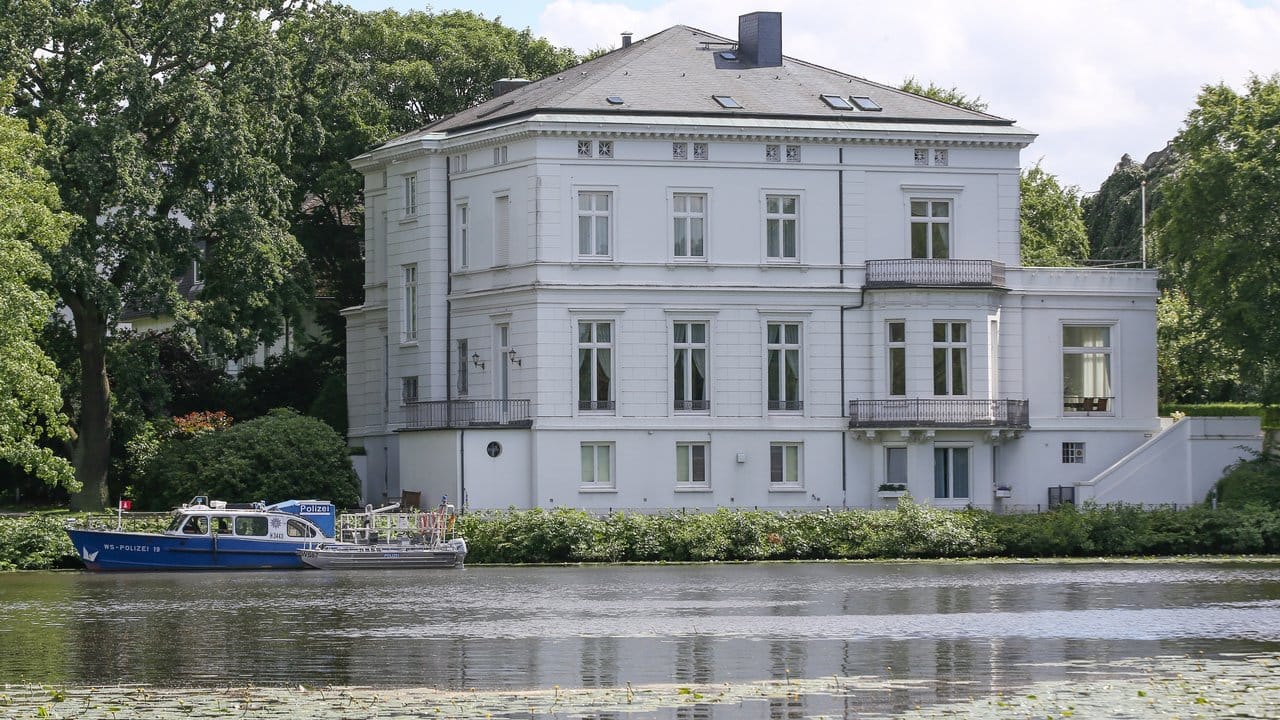 Melania Trump konnte zunächst das Gästehaus des Senats nahe der Alster nicht verlassen, weil Demonstranten das Gebäude belagerten. Melania Trump konnte zunächst das Gästehaus des Senats nahe der Alster nicht verlassen, weil Demonstranten das Gebäude belagerten.