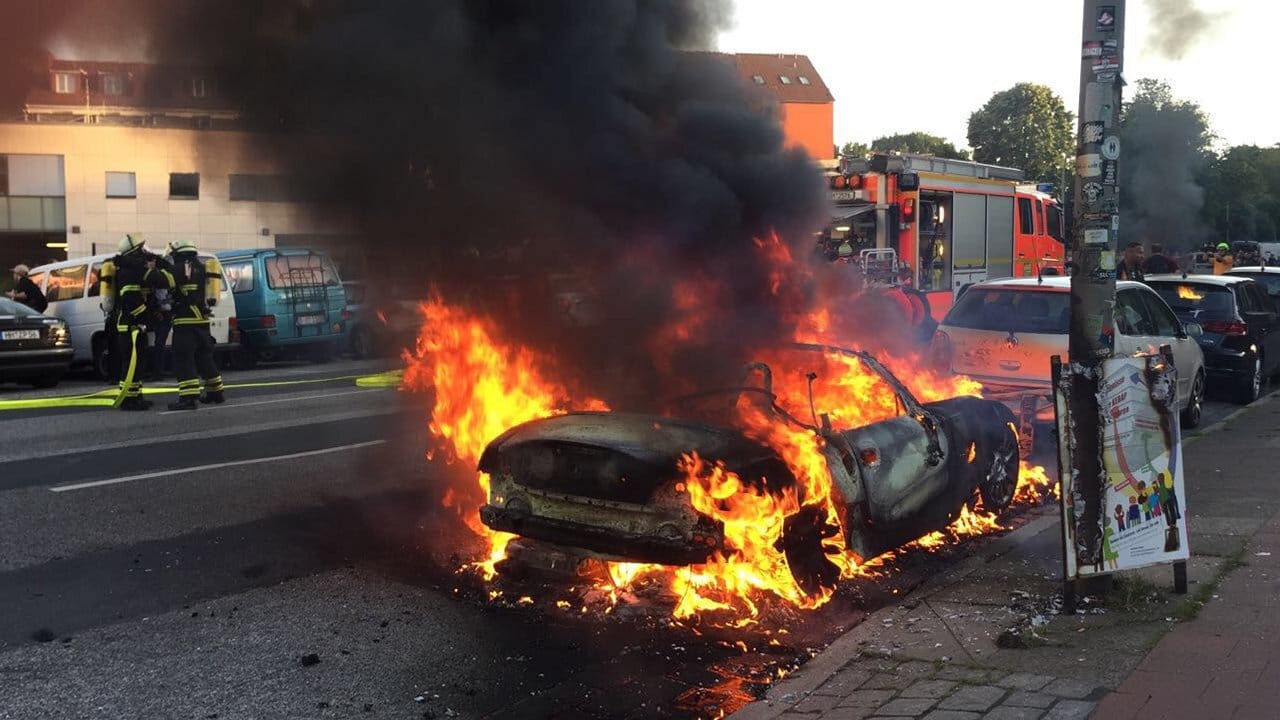 Ein Auto steht während der Demonstration "Welcome to hell" in Flammen. Ein Auto steht während der Demonstration "Welcome to hell" in Flammen.
