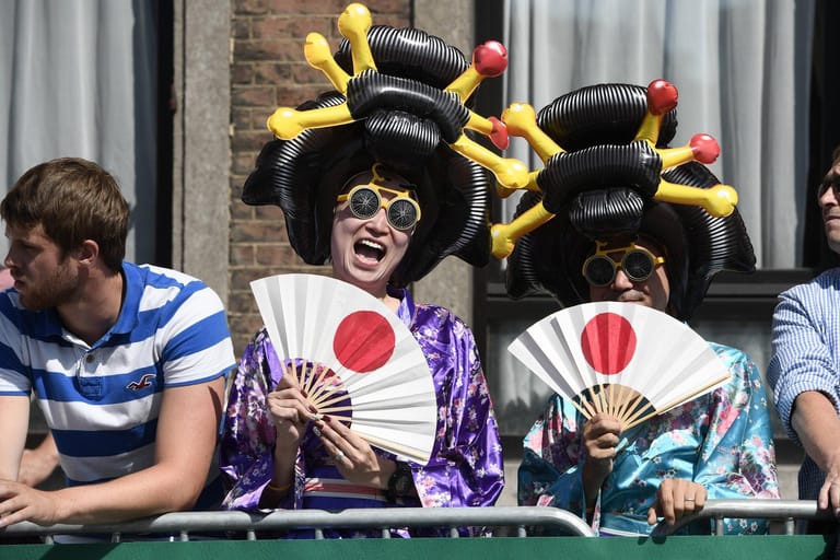 Japan ist bislang nicht als Radsport-Mekka bekannt. Das hält diese Fans in Kimono trotzdem nicht von guter Laune ab