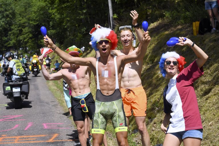 Die Tour de France ist in ihrem Heimatland auch ein großes Fest des Nationalstolzes. Wohin der Fan mit der Schnorchel-Ausrüstung (2. von rechts) abtauchen will, bleibt aber sein Geheimnis.