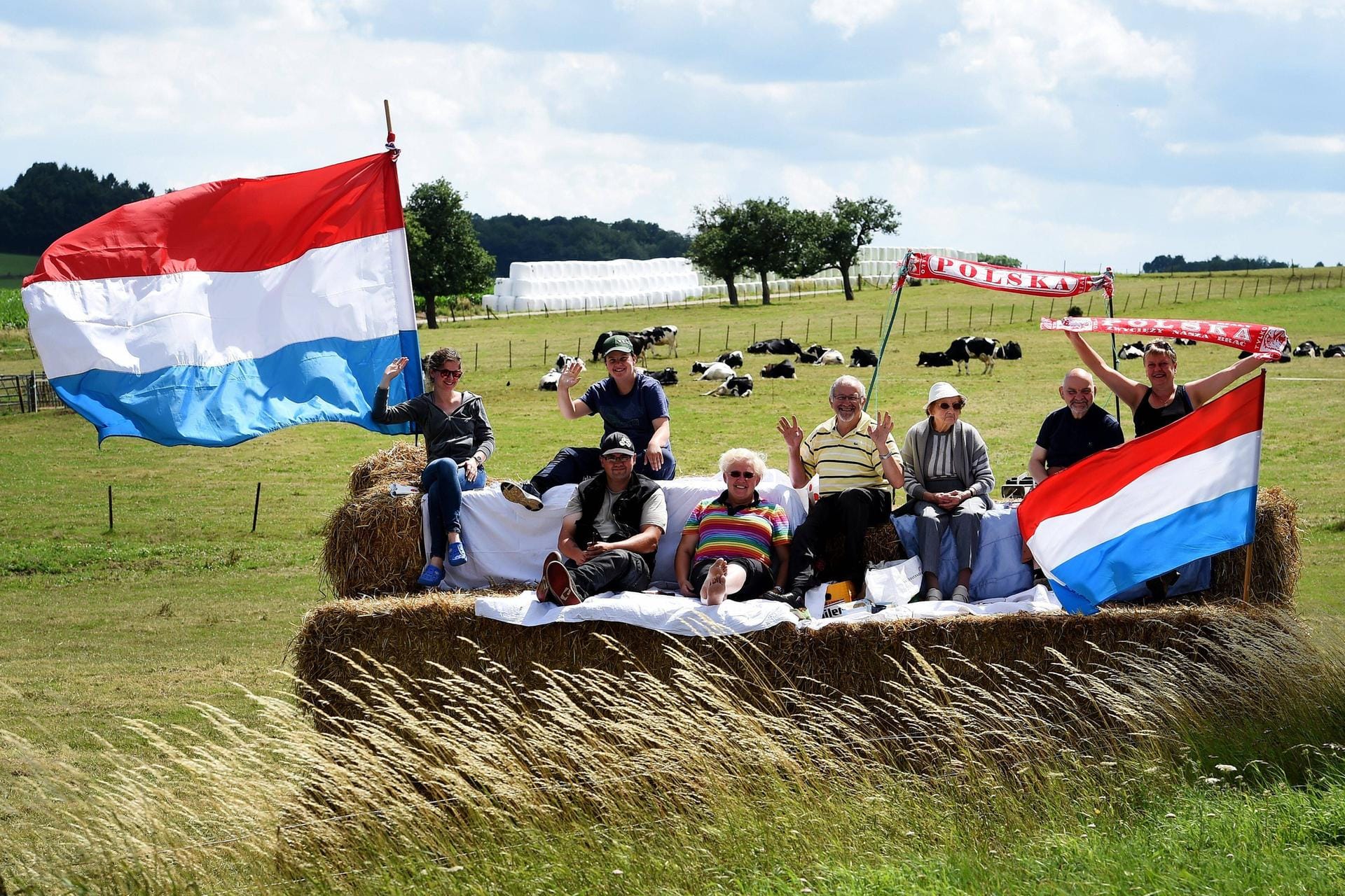 Fans aus Holland haben sich an der Strecke der Tour de France ein Sofa aus Heu gebaut