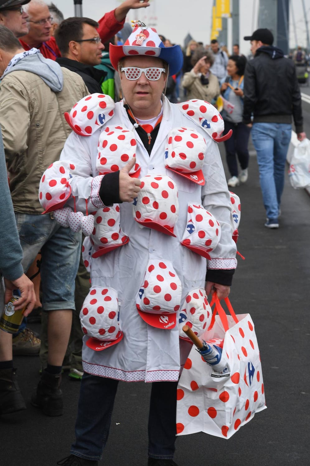 Dieser Fan ist offensichtlich ein Fan der besten Bergfahrer, die an den schwersten Anstiegen der Tour de France um das gepunktete Trikot für den besten ihrer Klasse kämpfen.