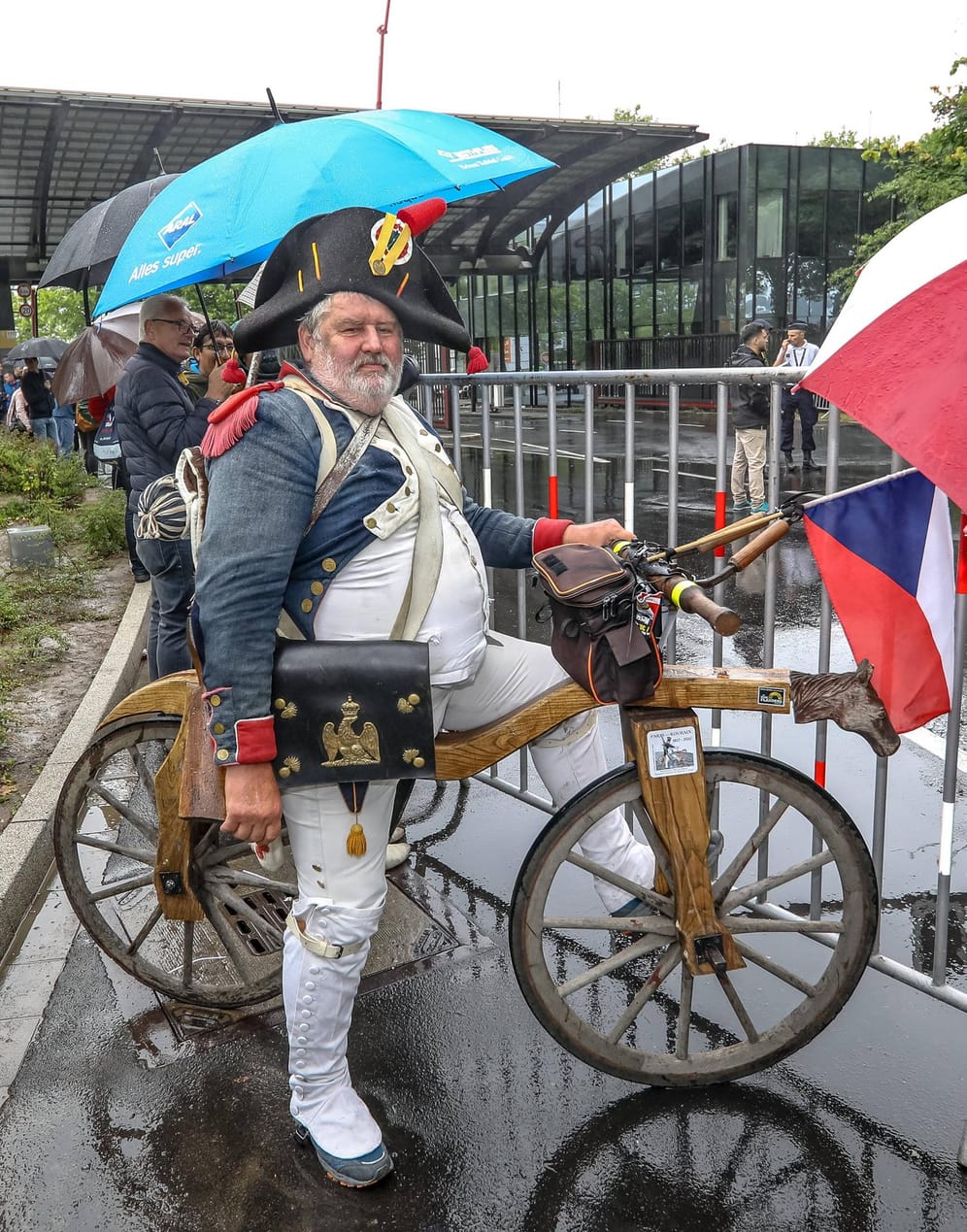 Ein tschechischer Fan schaut den Prolog der Tour de France auf einem historischen Fahrrad.