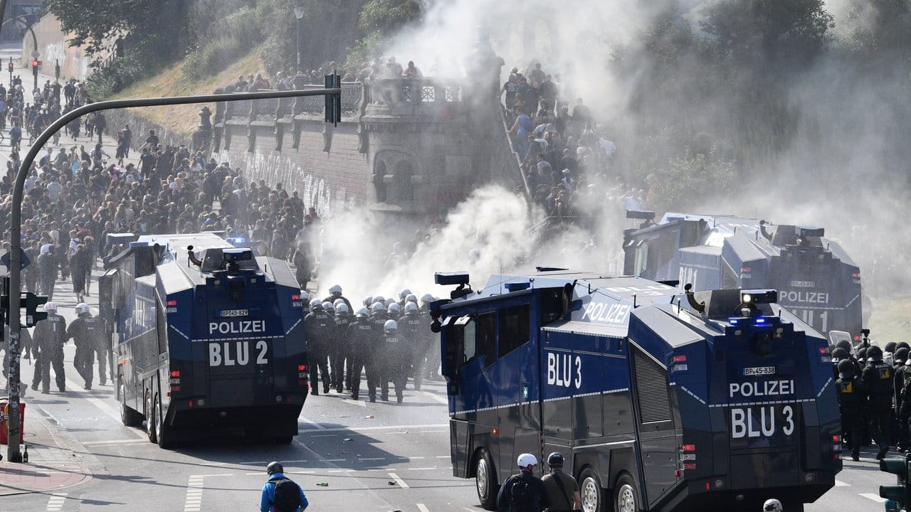 Straßenschlacht: Die Polizei setzt in Hamburg nahe der Elbphilharmonie Wasserwerfer gegen Demonstranten ein. Straßenschlacht: Die Polizei setzt in Hamburg nahe der Elbphilharmonie Wasserwerfer gegen Demonstranten ein.