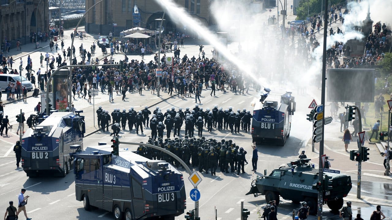 Bilder wie in einem Bürgerkrieg: Vor den Hamburger Landungsbrücken treffen Polizisten und Demonstranten aufeinander. Bilder wie in einem Bürgerkrieg: Vor den Hamburger Landungsbrücken treffen Polizisten und Demonstranten aufeinander.