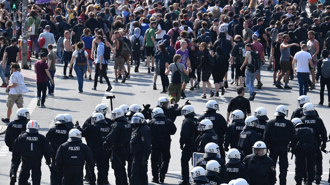 Konfrontation: Polizisten versuchen, mehreren Tausend Demonstranten den Weg zur Elbphilharmonie abzuschneiden. Konfrontation: Polizisten versuchen, mehreren Tausend Demonstranten den Weg zur Elbphilharmonie abzuschneiden.