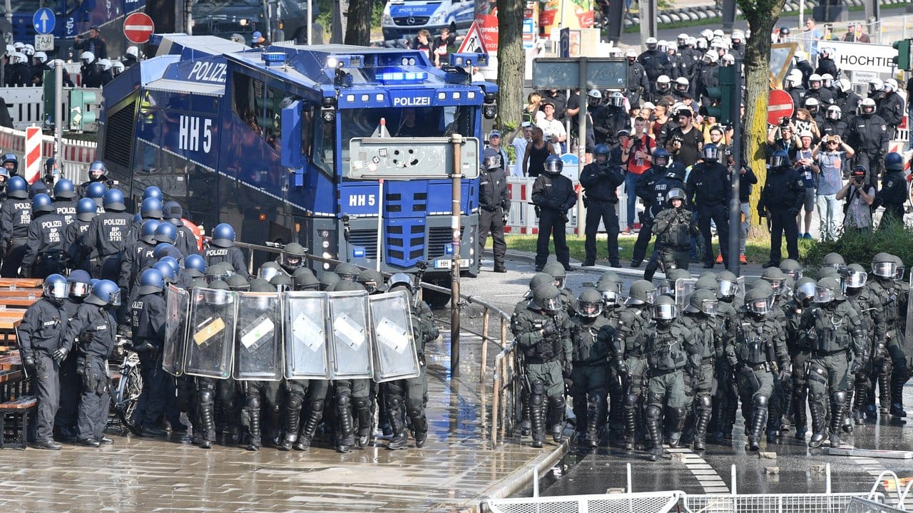 Belagerungszustand: Polizisten und Wasserwerfer sperren in Hamburg das Gebiet vor der Elbphilharmonie ab. Belagerungszustand: Polizisten und Wasserwerfer sperren in Hamburg das Gebiet vor der Elbphilharmonie ab.