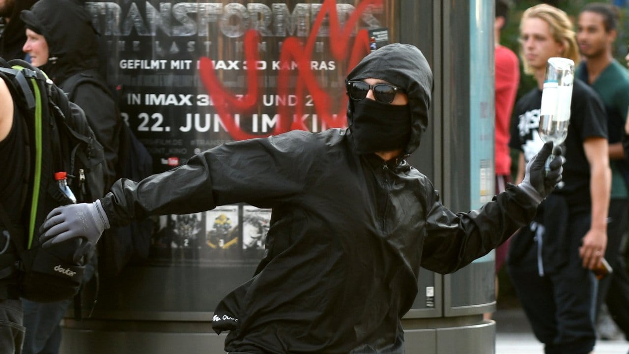 Ein Linksautonomer holt während der Proteste gegen den G20-Gipfel zum Flaschenwurf aus. Ein Linksautonomer holt während der Proteste gegen den G20-Gipfel zum Flaschenwurf aus.