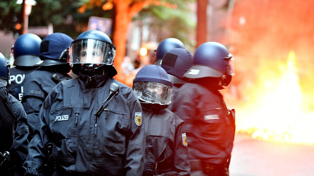 Polizisten im Einsatz in Hamburg St. Polizisten im Einsatz in Hamburg St.