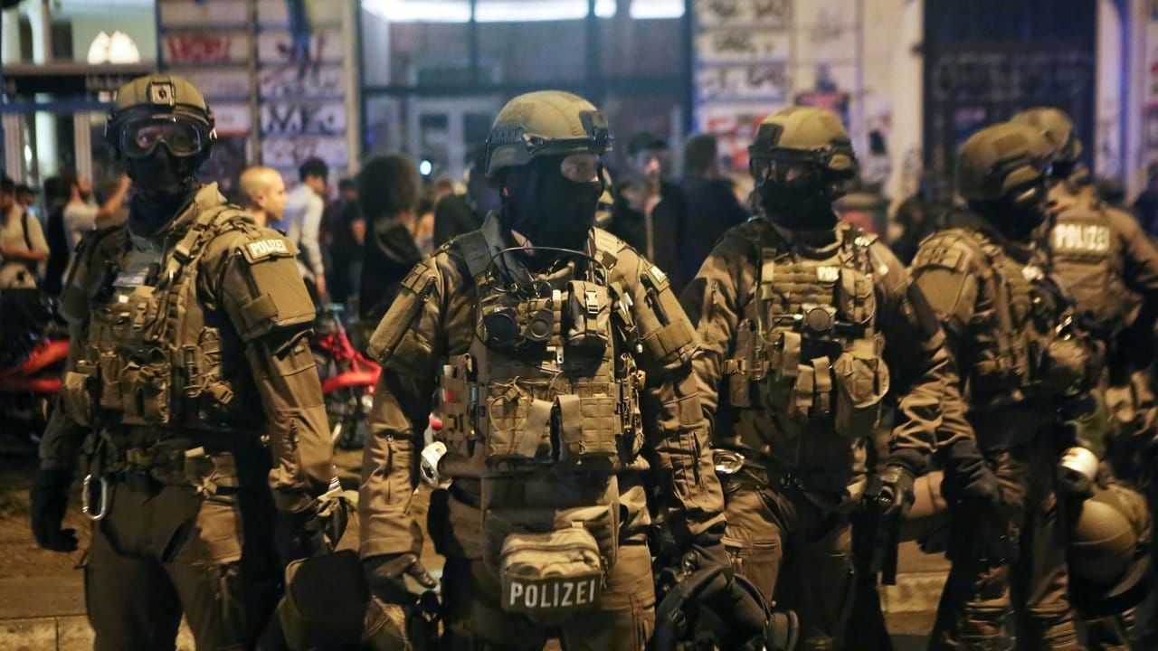 Spezialkräfte der Polizei sammeln sich im Schanzenviertel in Hamburg. Spezialkräfte der Polizei sammeln sich im Schanzenviertel in Hamburg.