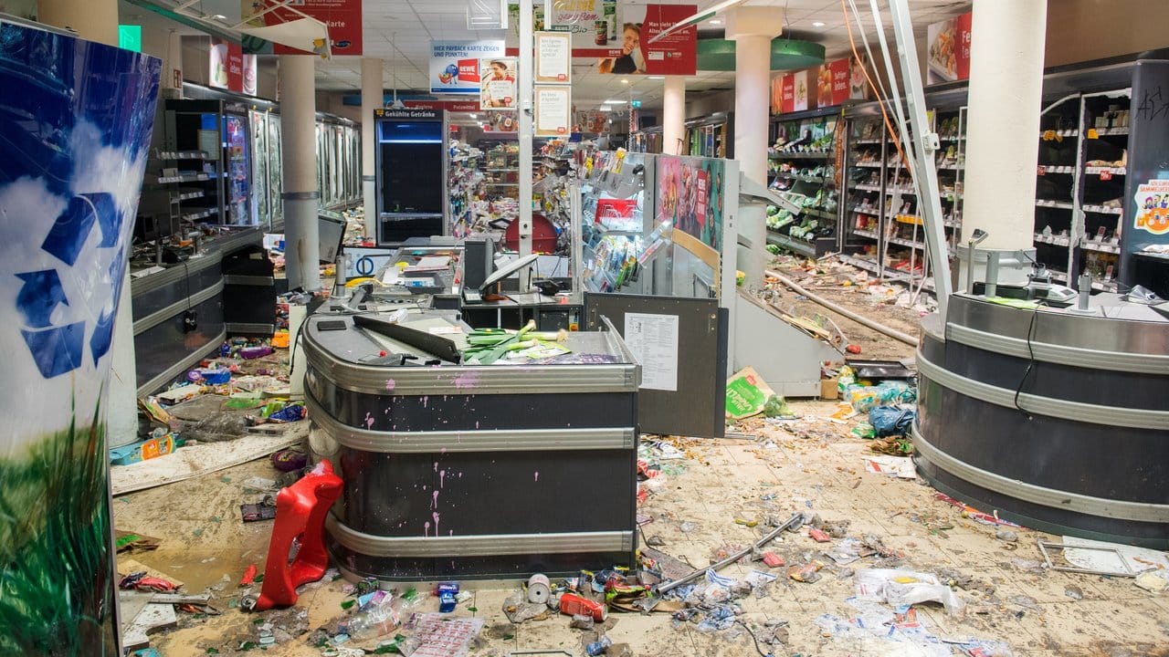 Blick in eine geplünderte Filiale einer Supermarkt-Kette in Hamburg. Blick in eine geplünderte Filiale einer Supermarkt-Kette in Hamburg.