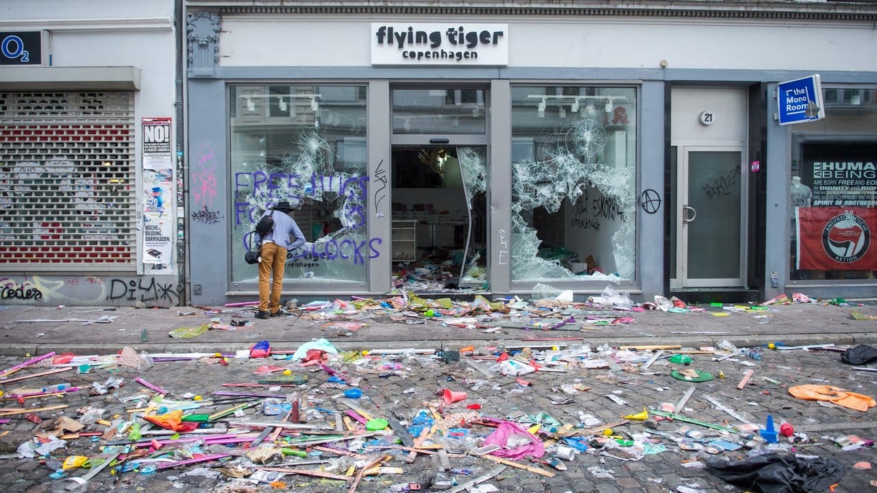 Nach der Randale: Ein Geschäft im Hamburger Schanzenviertel mit zerstörten Fensterscheiben. Nach der Randale: Ein Geschäft im Hamburger Schanzenviertel mit zerstörten Fensterscheiben.