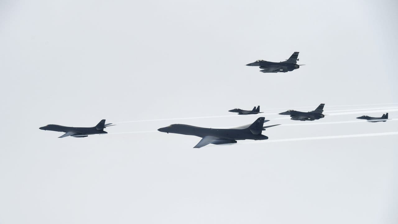 Das vom südkoreanischen Verteidigungsministerium veröffentlichte Foto zeigt zwei US-Langstreckenbomber vom Typ B-1B Lancer (l und 2.