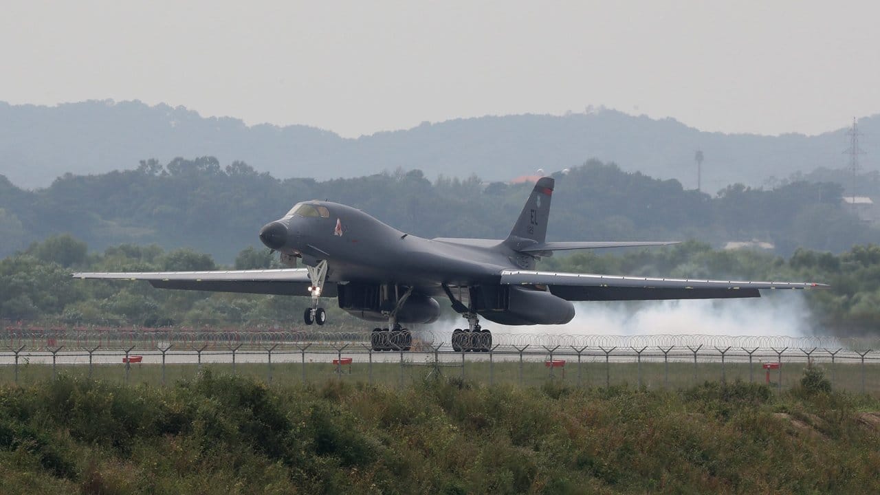 Ein B-1B Lancer-Bomber der US-Luftwaffe beim Start auf einem Stützpunkt in Südkorea.