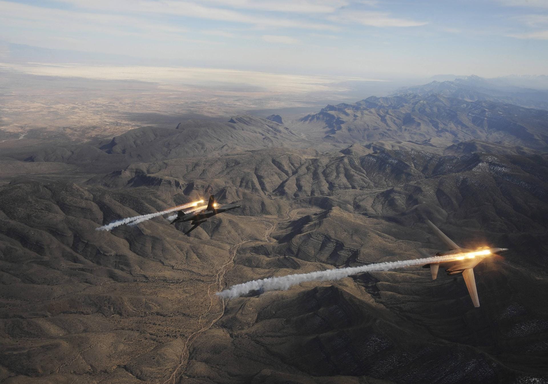 An der Nordkoreanischen Grenze ist der B-1B in einer solchen zweier Formation im Einsatz. Ausgeklügelte Verteidigungssysteme schützen die Bomber vor Angriffen. An der Nordkoreanischen Grenze ist der B-1B in einer solchen zweier Formation im Einsatz. Ausgeklügelte Verteidigungssysteme schützen die Bomber vor Angriffen.