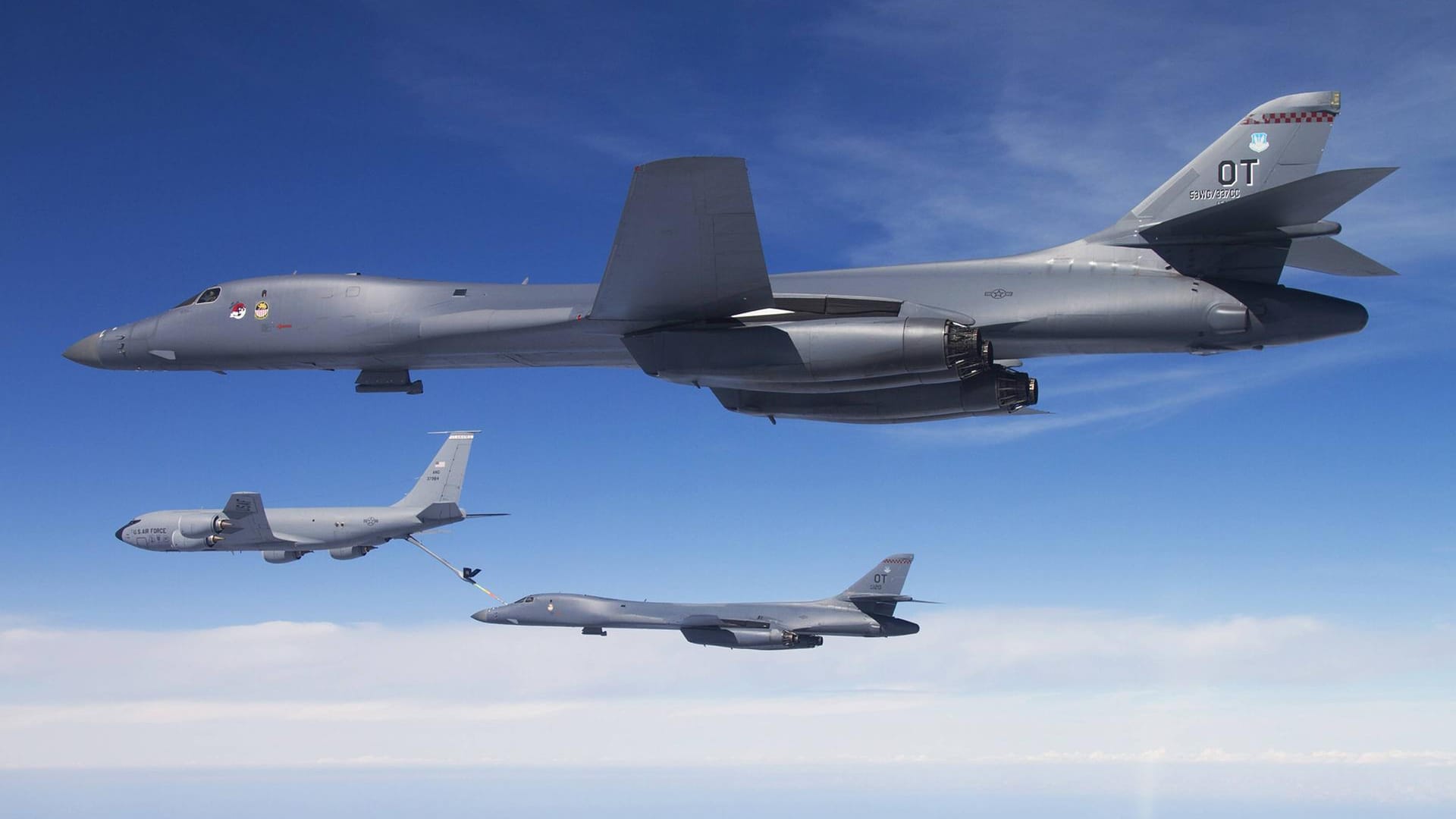 Im Vordergrund ein B-1B Lancer, im Hintergrund ein weiterer B-1B Lancer bei der Luftbetankung