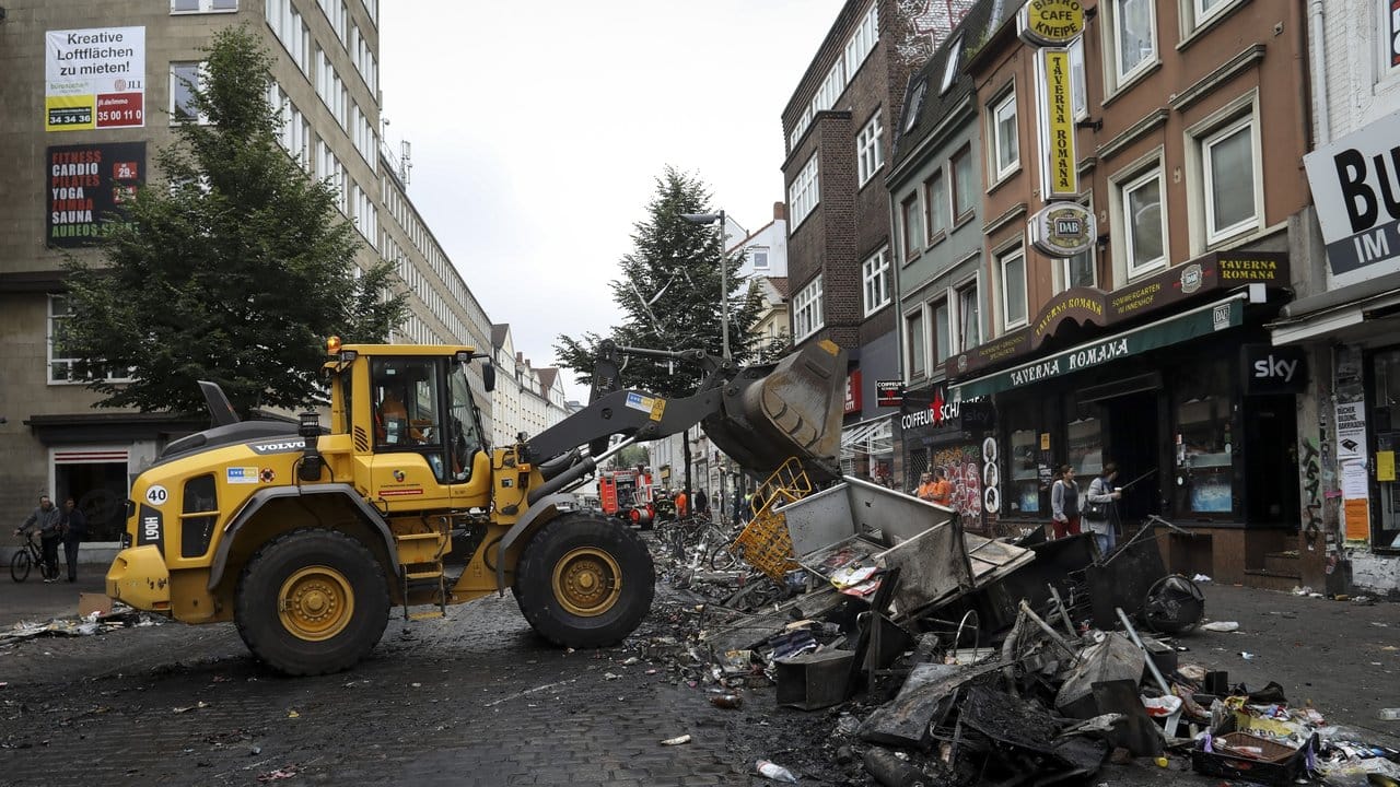 Mitarbeiter der Stadtreinigung säubern in Hamburg die Straße Schulterblatt im Schanzenviertel von den Verwüstungen aus der Nacht. Mitarbeiter der Stadtreinigung säubern in Hamburg die Straße Schulterblatt im Schanzenviertel von den Verwüstungen aus der Nacht.