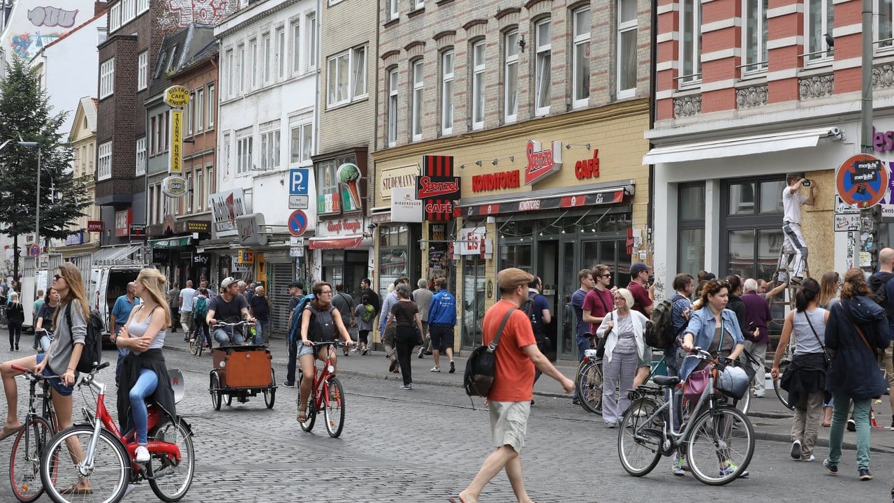 Als wäre nichts gewesen: Entspannt bummeln Anwohner und Touristen am Samstagmittag durch das Hamburger Schanzenviertel. Als wäre nichts gewesen: Entspannt bummeln Anwohner und Touristen am Samstagmittag durch das Hamburger Schanzenviertel.
