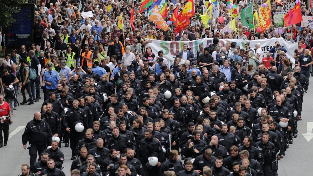 Das ist nicht der schwarze Block: Polizisten marschieren an der Spitze eines Demonstrationszugs durch Hamburg. Das ist nicht der schwarze Block: Polizisten marschieren an der Spitze eines Demonstrationszugs durch Hamburg.