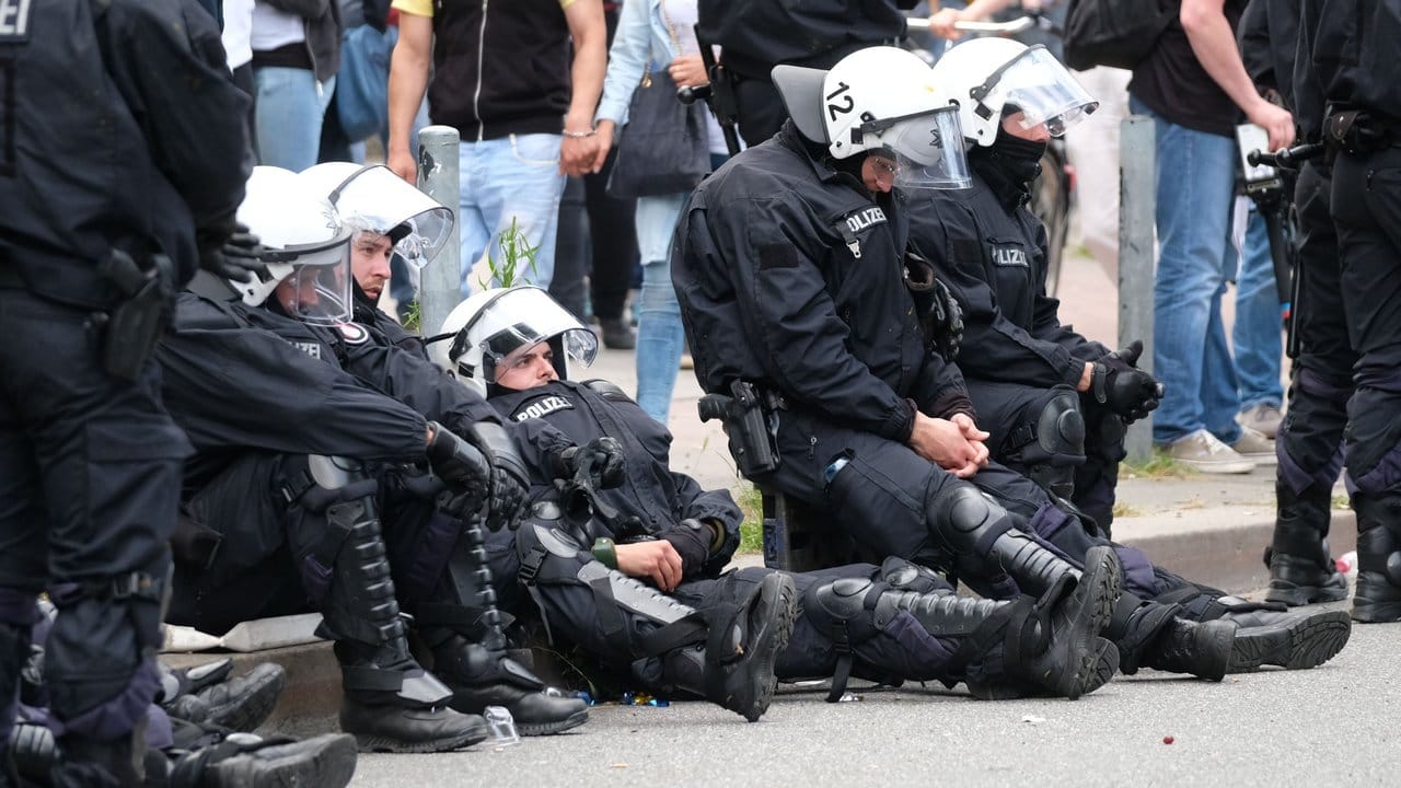 Völlig erledigt: Polizisten ruhen sich am Rande der Demonstration "Grenzenlose Solidarität statt G20" aus. Völlig erledigt: Polizisten ruhen sich am Rande der Demonstration "Grenzenlose Solidarität statt G20" aus.