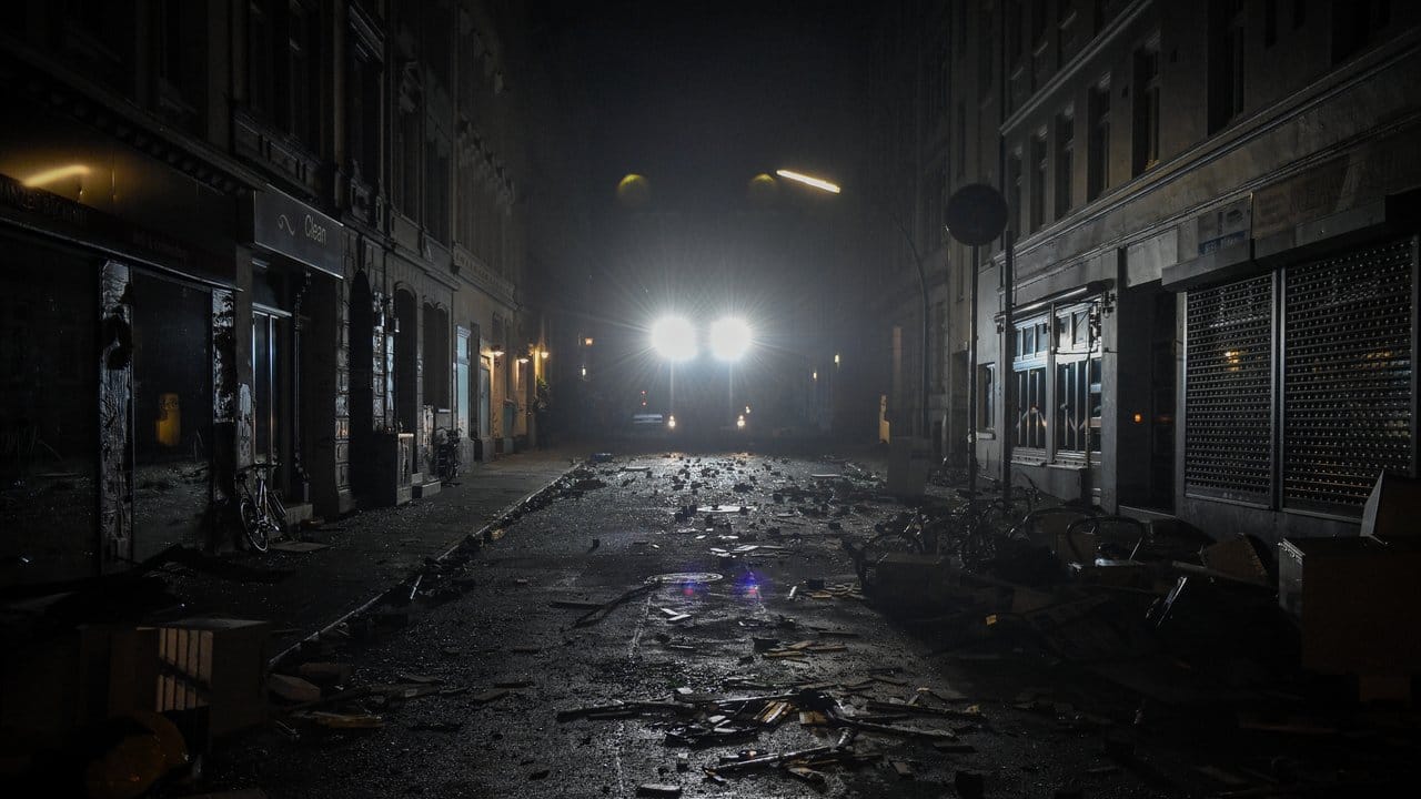 Endzeitstimmung: Die Scheinwerfer eines Polizeifahrzeugs beleuchten die Verwüstungen in einer Hamburger Straße. Endzeitstimmung: Die Scheinwerfer eines Polizeifahrzeugs beleuchten die Verwüstungen in einer Hamburger Straße.