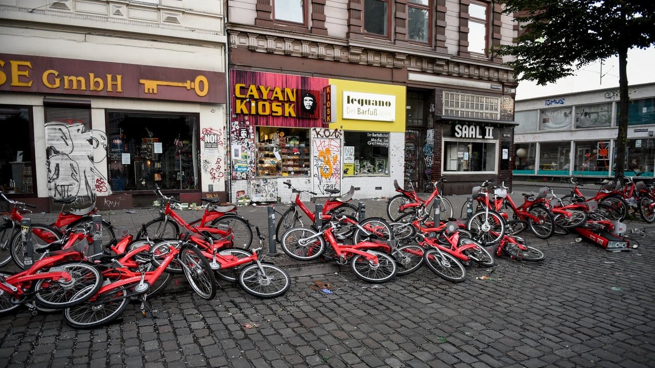 Zerstörte Fahrräder einer Fahrradleihstation liegen in Hamburg im Schanzenviertel auf der Straße. Zerstörte Fahrräder einer Fahrradleihstation liegen in Hamburg im Schanzenviertel auf der Straße.