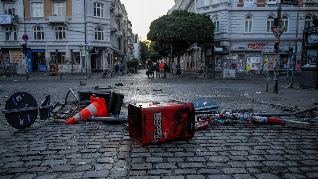 Zerstörte Straßenschilder und Mülleimer liegen in Hamburg nach Krawallen im Schanzenviertel auf der Straße. Zerstörte Straßenschilder und Mülleimer liegen in Hamburg nach Krawallen im Schanzenviertel auf der Straße.