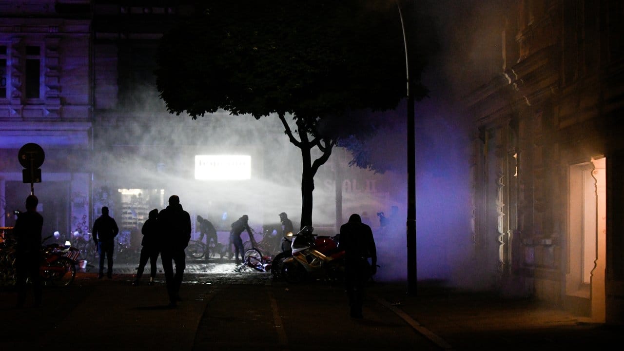 Randalierer ziehen in Hamburg im Schanzenviertel durch die Straßen. Randalierer ziehen in Hamburg im Schanzenviertel durch die Straßen.