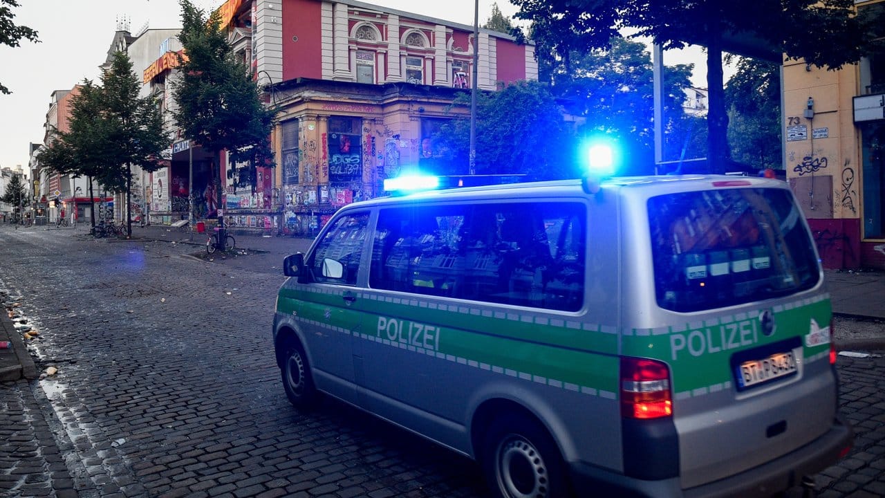 Nach einer langen Nacht: Ein Polizeifahrzeug verlässt in Hamburg nach Krawallen das Schanzenviertel. Nach einer langen Nacht: Ein Polizeifahrzeug verlässt in Hamburg nach Krawallen das Schanzenviertel.