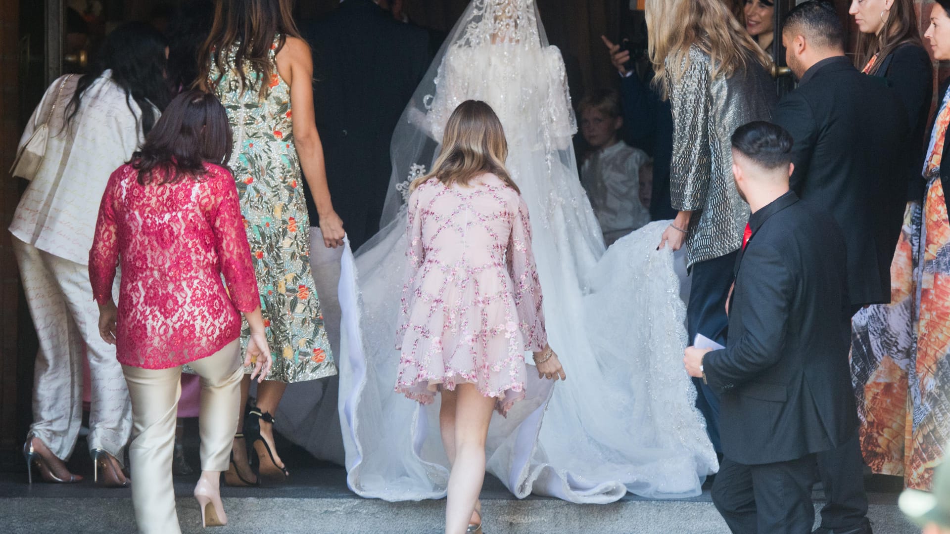 Alexandra von Hannover und weitere Gäste helfen der Braut und ihrem Designerkleid in die Kirche.