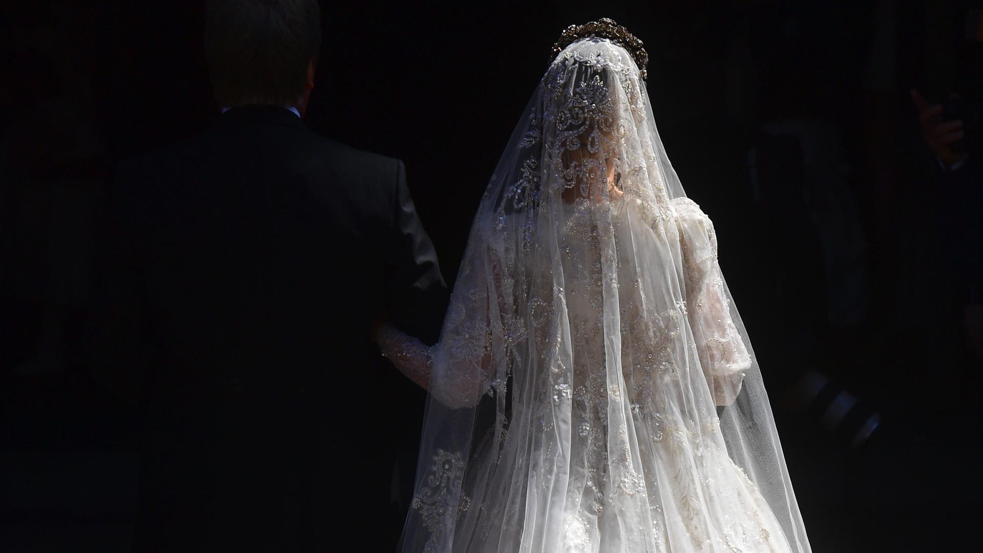 Ekaterina wird in die Marktkirche in Hannover zu ihrer kirchlichen Trauung mit Ernst August jr. geleitet.