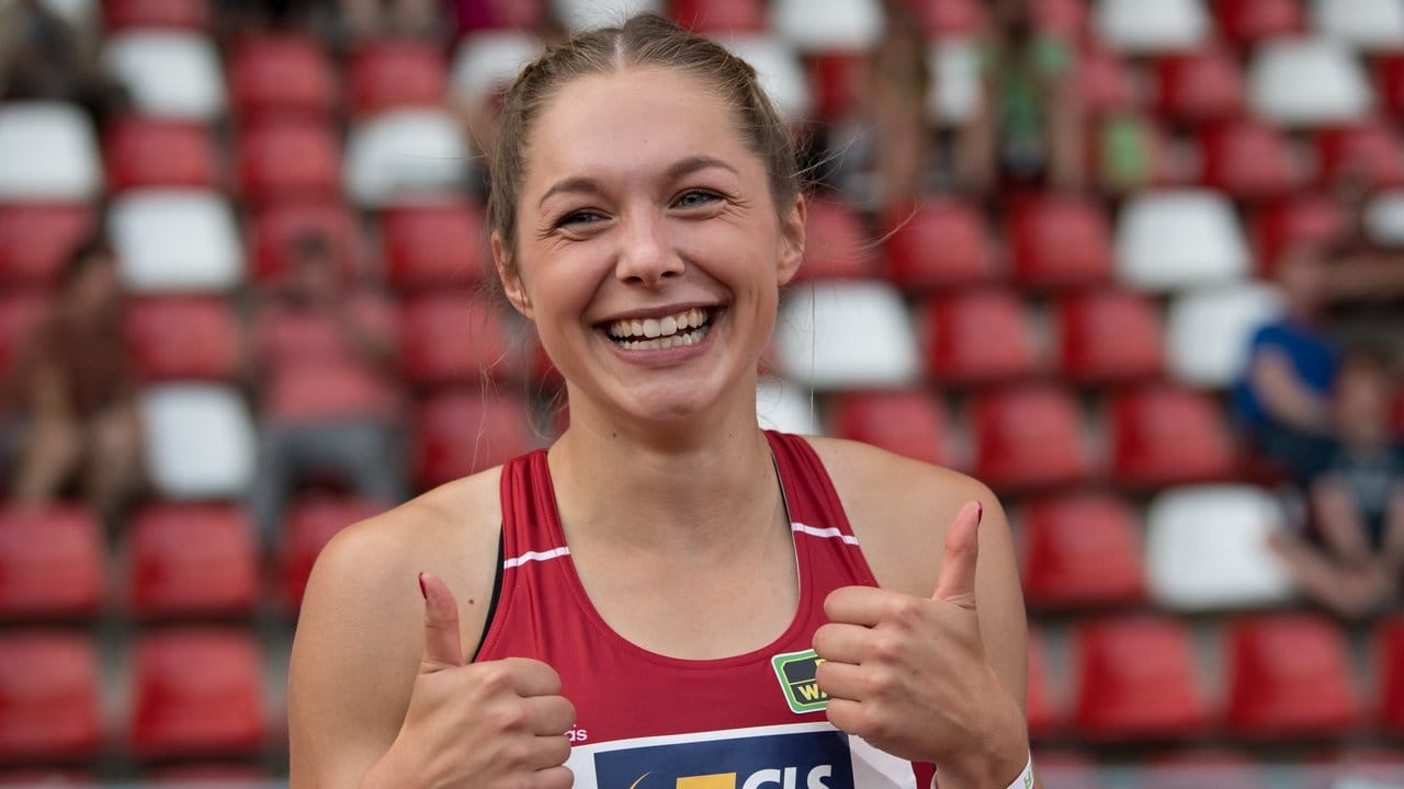 Gina Lückenkemper freut sich über ihren ersten Meistertitel über 100 Meter.