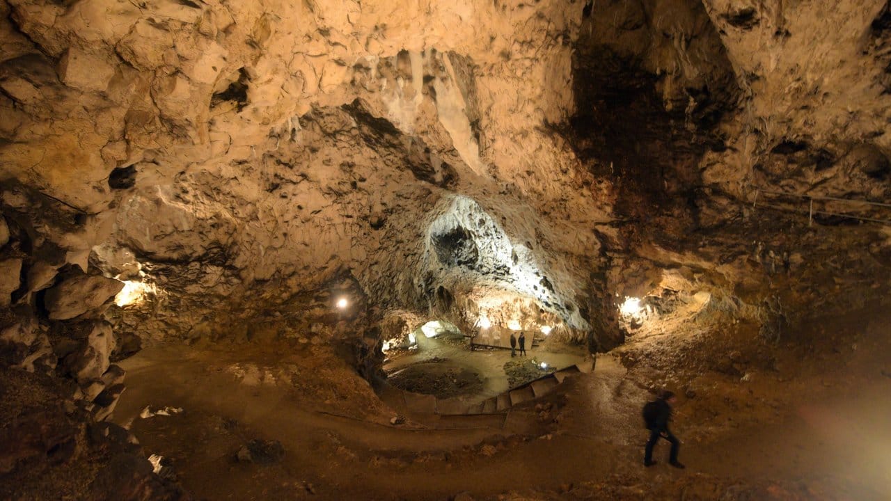 Die Höhle "Hohle Fels": Bei archäologischen Grabungen wurden an der schwäbischen Alb die ersten Spuren von Kunst und Musik der Menschheit gefunden.