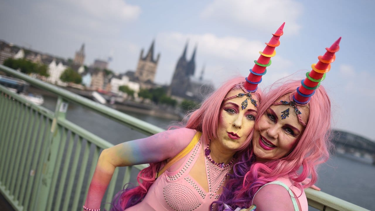 Teilnehmer zeigen in Köln vor der Christopher-Street-Day-Parade ihre Kostüme.