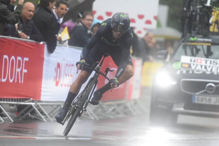 Alejandro Valverde erwischte es auf den regennassen Straßen in Düsseldorf direkt zum Tour-Auftakt.