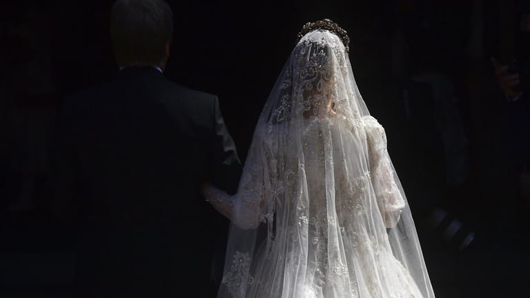 Das Brautkleid hat die libanesische Designerin Sandra Mansour entworfen, eine langjährige Freundin von Ekaterina von Hannover.