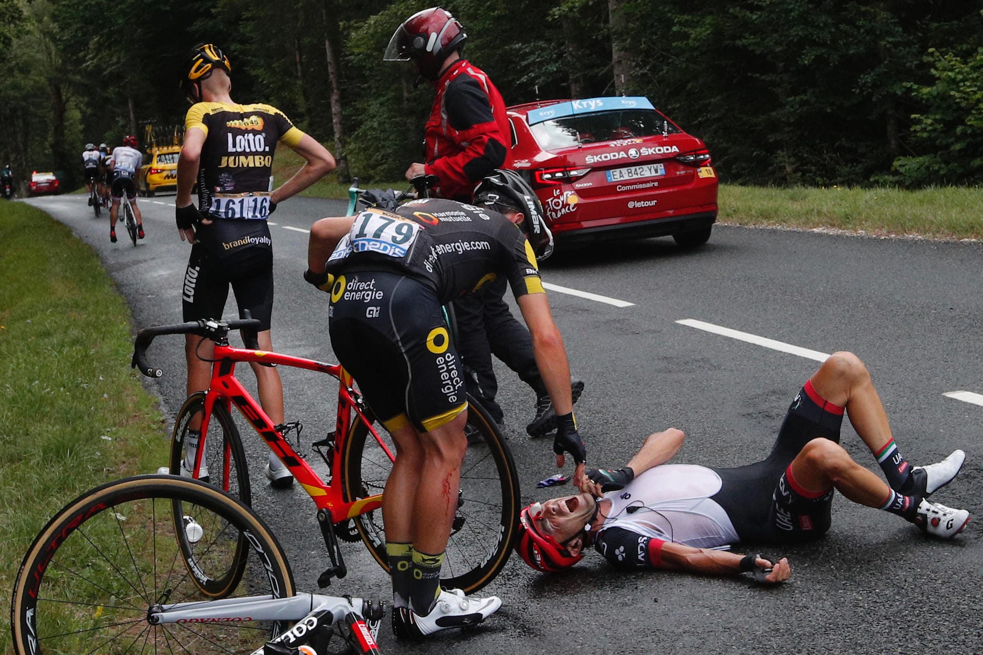 Crash auf der 9. Etappe: Bei Kilometer 174 knallen Robert Gesink (l.) und Manuele Mori (r.) zusammen. Angelo Tulik kümmert sich um den verletzten Italiener.