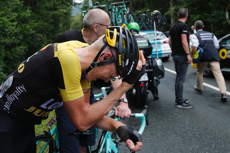 Robert Gesink mit schmerzverzerrtem Gesicht nach dem Unfall mit Mori.