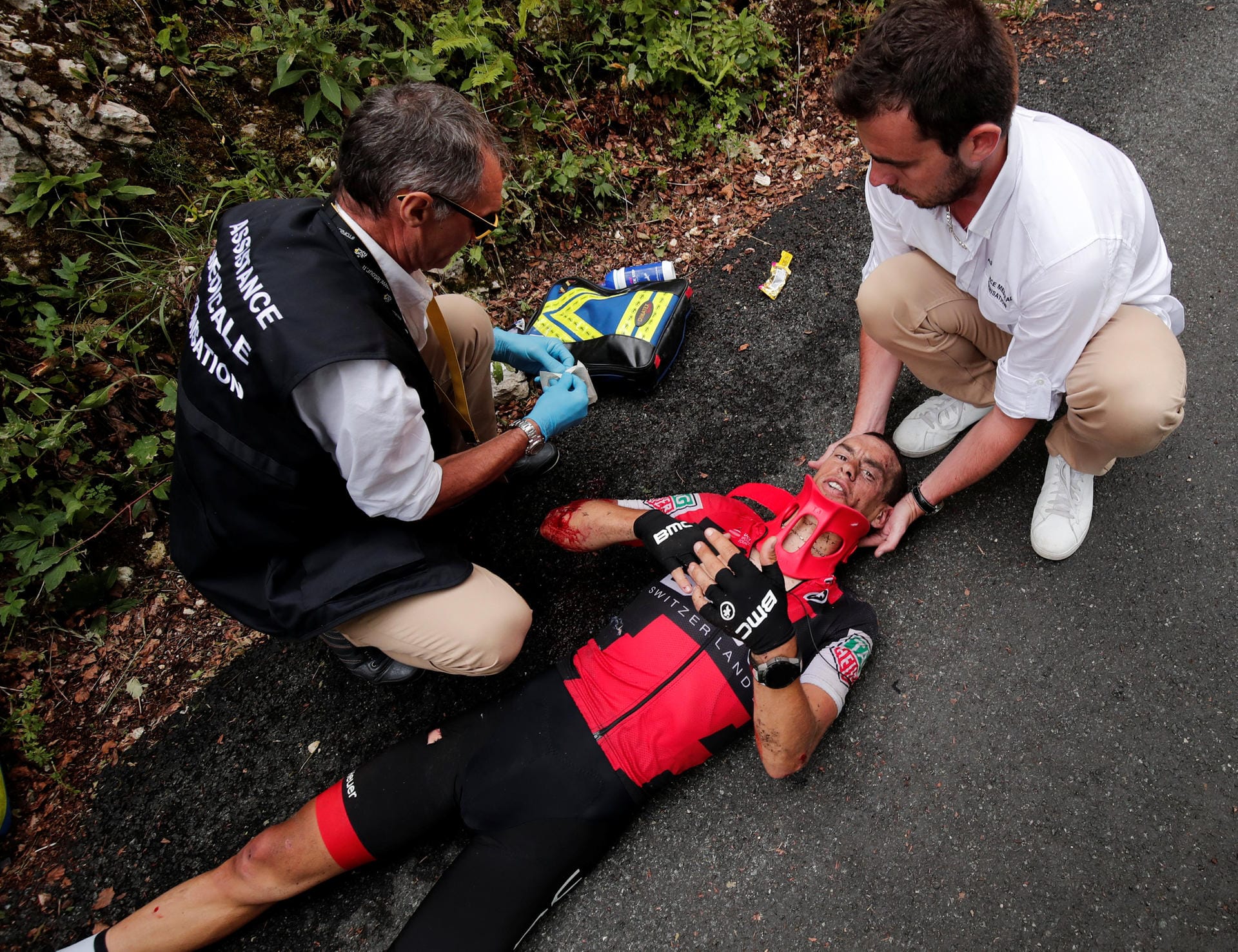 Der Mitfavorit musste nach einem schweren Sturz auf der Abfahrt des Mont du Chat die Tour beenden.