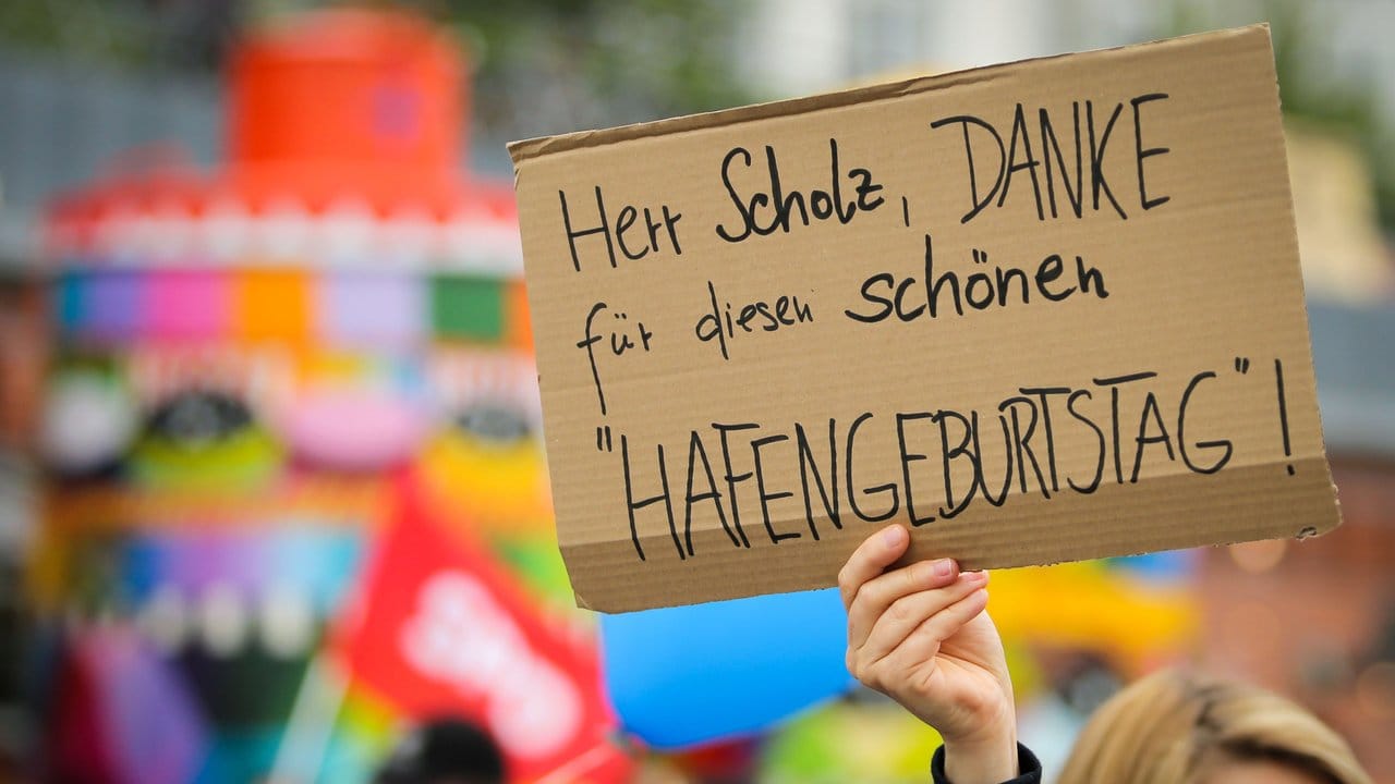 Ein Teilnehmer der Demonstration "Hamburg zeigt Haltung" erinnert am Samstag an ein früheres Zitat des Bürgermeisters. Ein Teilnehmer der Demonstration "Hamburg zeigt Haltung" erinnert am Samstag an ein früheres Zitat des Bürgermeisters.