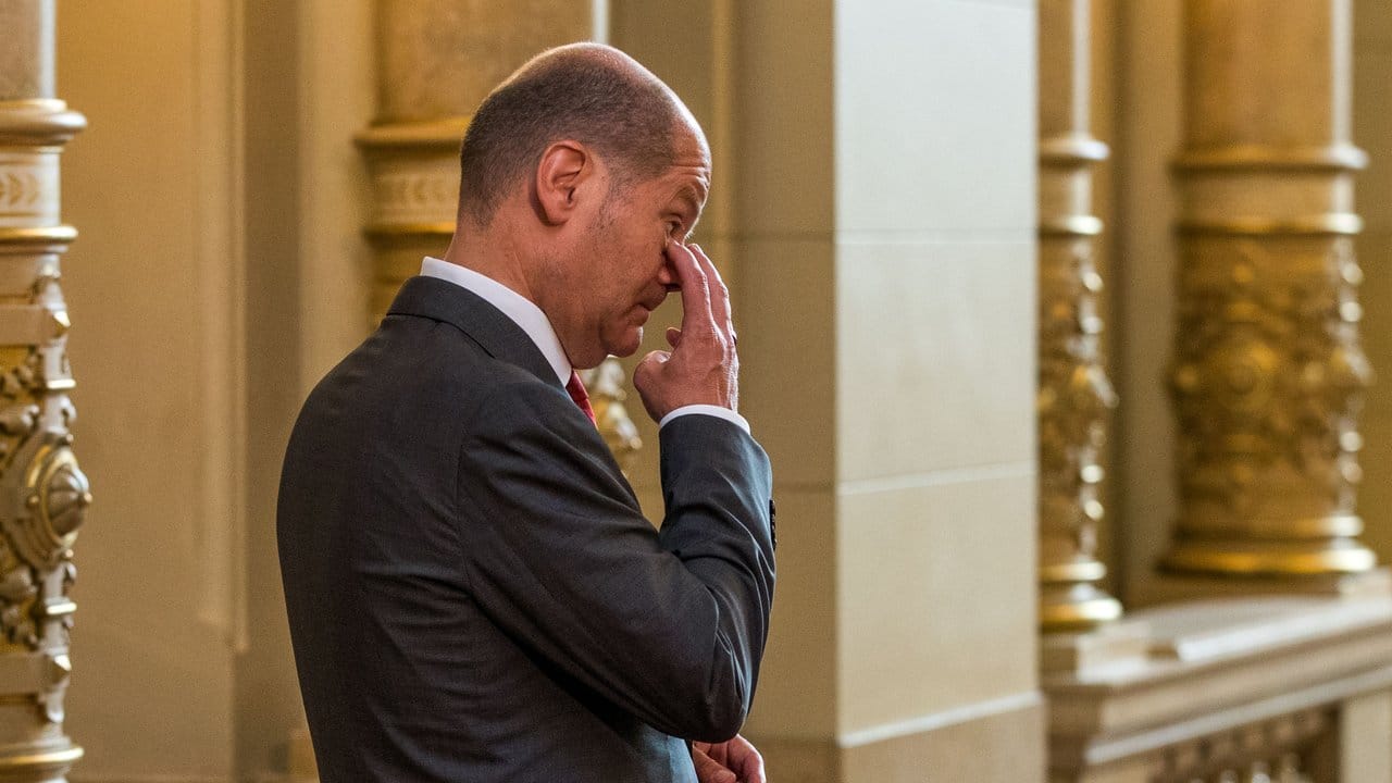 Nachdenklich: Hamburgs Erster Bürgermeister Olaf Scholz während des Partnerprogramms des G20-Gipfels im Rathaus im Hamburg. Nachdenklich: Hamburgs Erster Bürgermeister Olaf Scholz während des Partnerprogramms des G20-Gipfels im Rathaus im Hamburg.