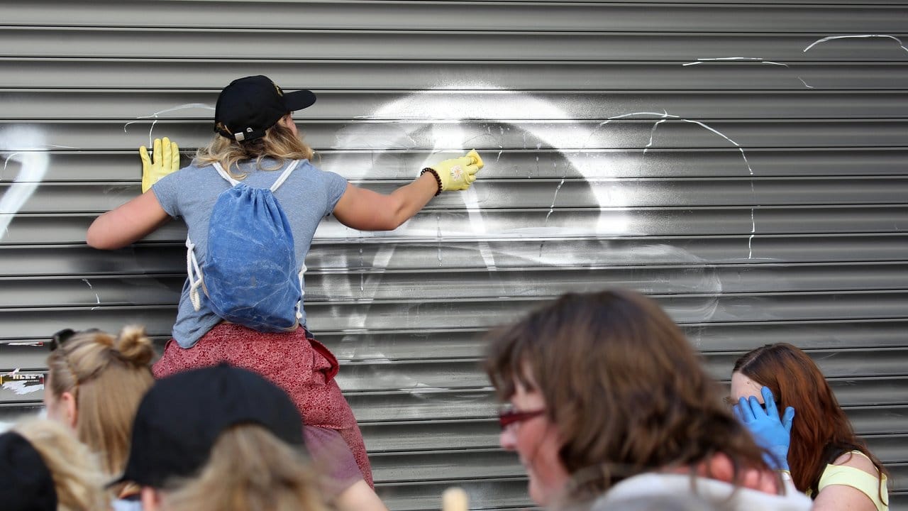 Weg mit dem A: Teilnehmer einer Aufräumaktion beseitigen am Schulterblatt im Schanzenviertel ein aufgesprühtes A im Kreis - dem Symbol für Anarchie. Weg mit dem A: Teilnehmer einer Aufräumaktion beseitigen am Schulterblatt im Schanzenviertel ein aufgesprühtes A im Kreis - dem Symbol für Anarchie.