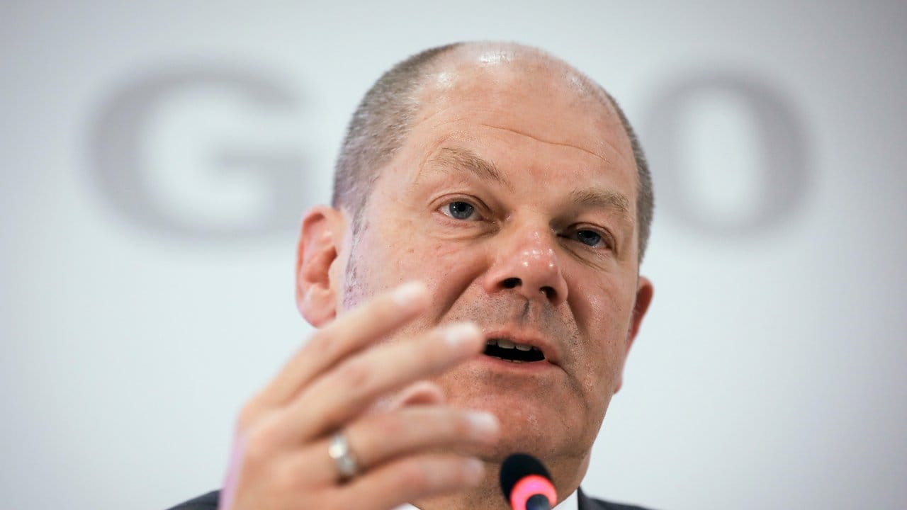 Hamburgs Erster Bürgermeister Olaf Scholz am Tag nach dem Gipfel bei einer Pressekonferenz im Polizeipräsidium. Hamburgs Erster Bürgermeister Olaf Scholz am Tag nach dem Gipfel bei einer Pressekonferenz im Polizeipräsidium.
