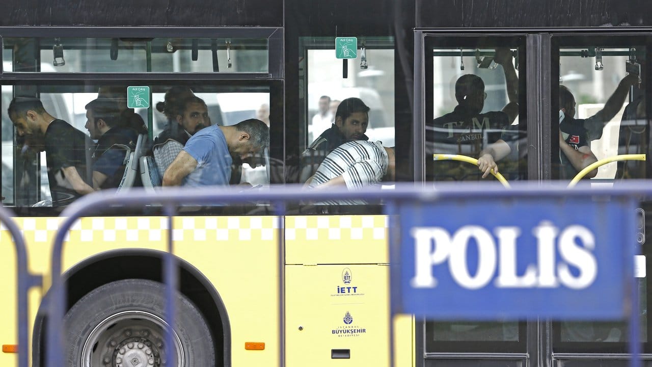 Festgenommene Soldaten werden nach dem Putschversuch zu einem Istanbuler Gericht gebracht.
