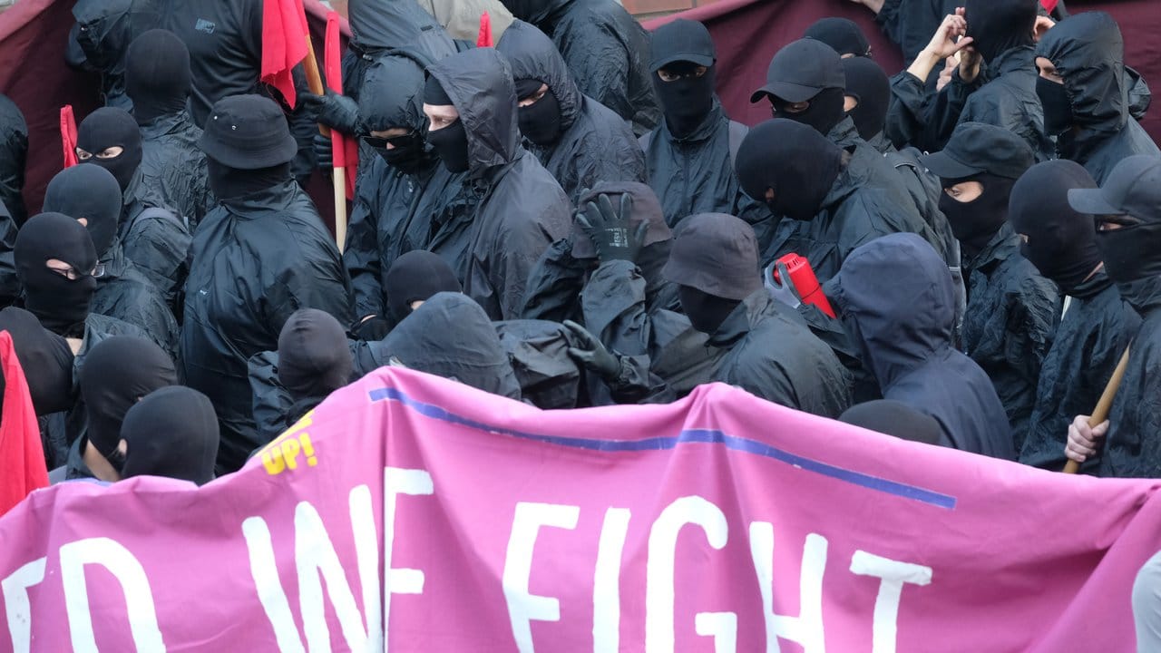Vermummt, schwarz, bedrohlich: Mitglieder des linksautonomen Schwarzen Blocks während der Proteste gegen den G20-Gipfel. Vermummt, schwarz, bedrohlich: Mitglieder des linksautonomen Schwarzen Blocks während der Proteste gegen den G20-Gipfel.