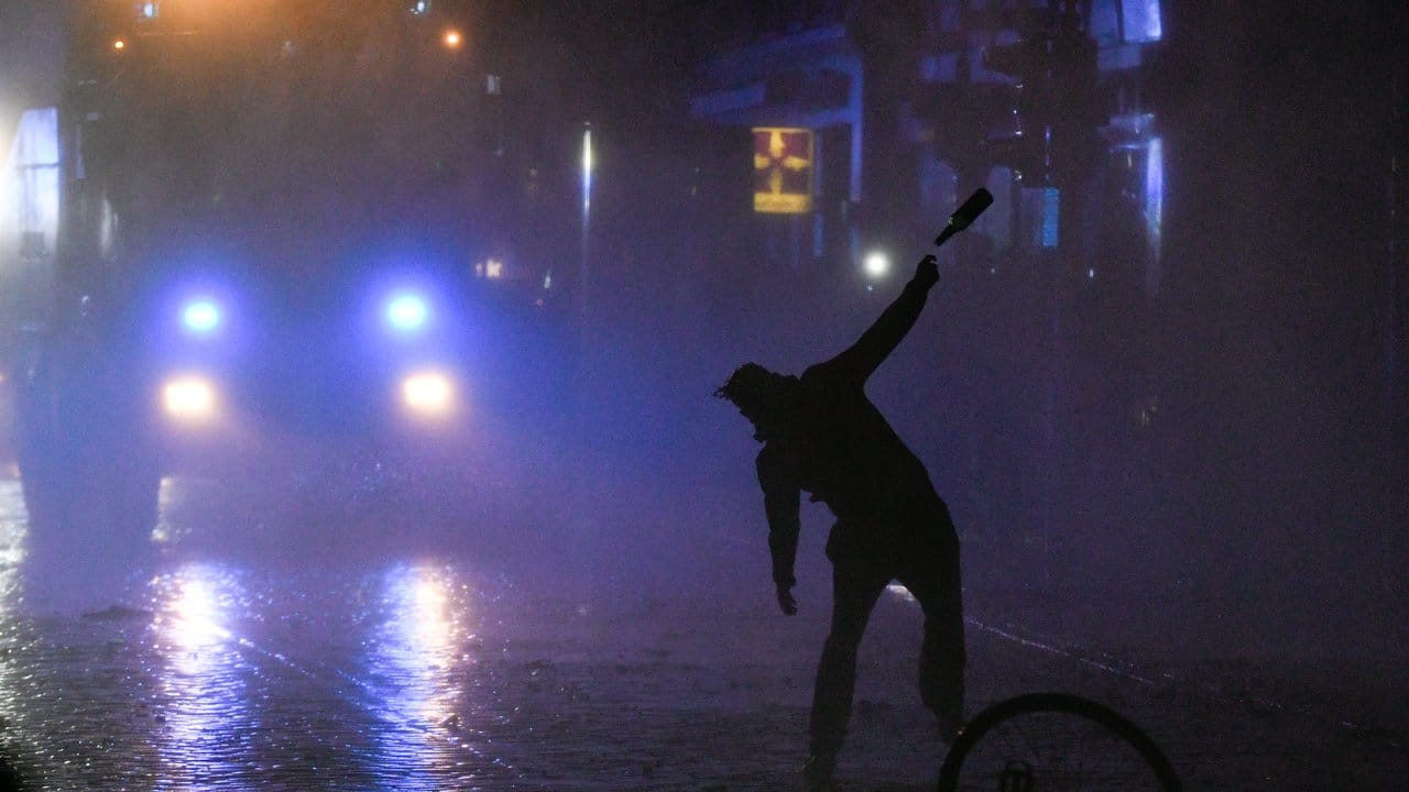 Bei den Auseinandersetzungen rund um den G20-Gipfel hat es viele Verletze und massive Zerstörungen gegeben. Bei den Auseinandersetzungen rund um den G20-Gipfel hat es viele Verletze und massive Zerstörungen gegeben.