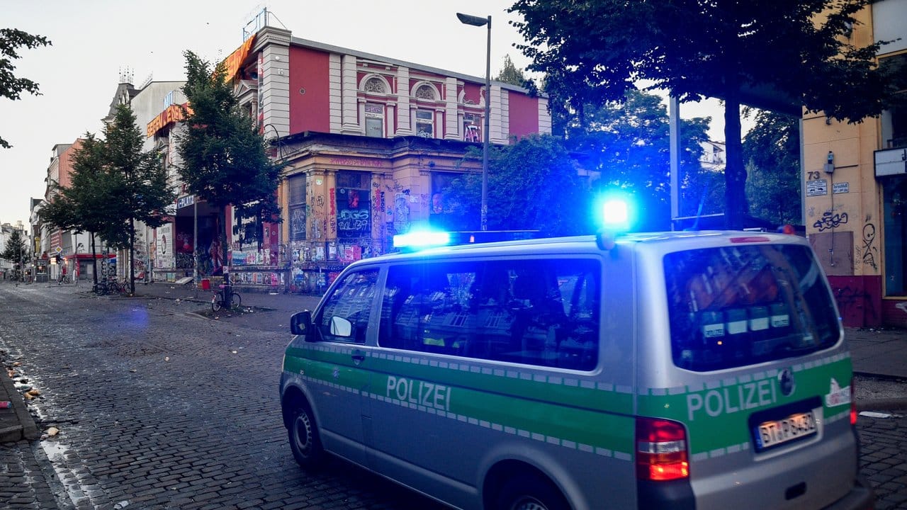 Ein Polizeifahrzeug fährt auf der Straße Schulterblatt im Hamburger Schanzenviertel. Ein Polizeifahrzeug fährt auf der Straße Schulterblatt im Hamburger Schanzenviertel.