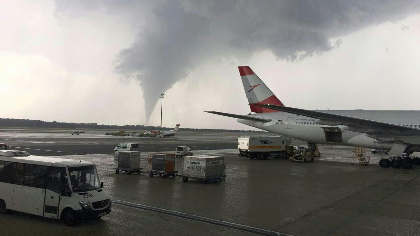 Der Tornado am Flughafen von Wien.