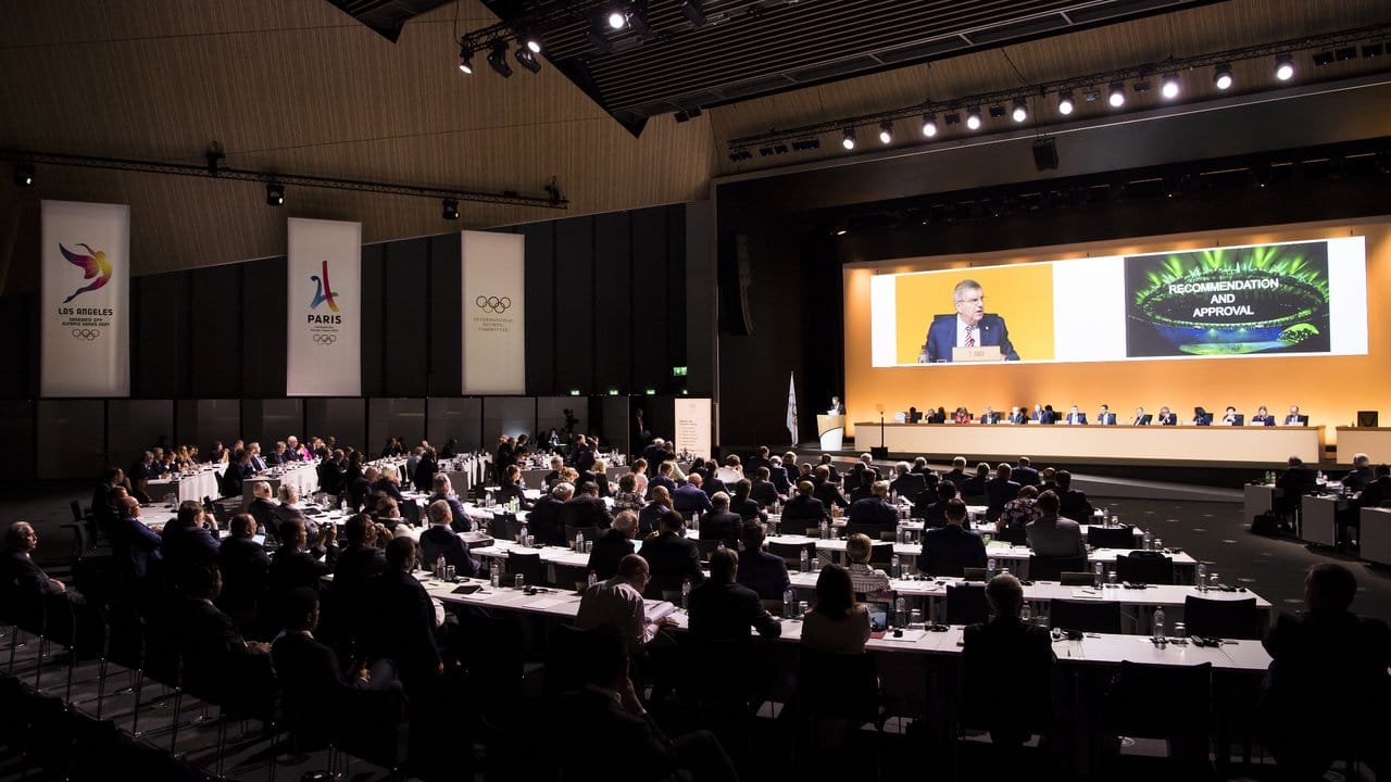 IOC-Präsident Thomas Bach spricht in Lausanne bei der Präsentation für die Ausrichtung der Olympischen Spiele 2024 und 2028.